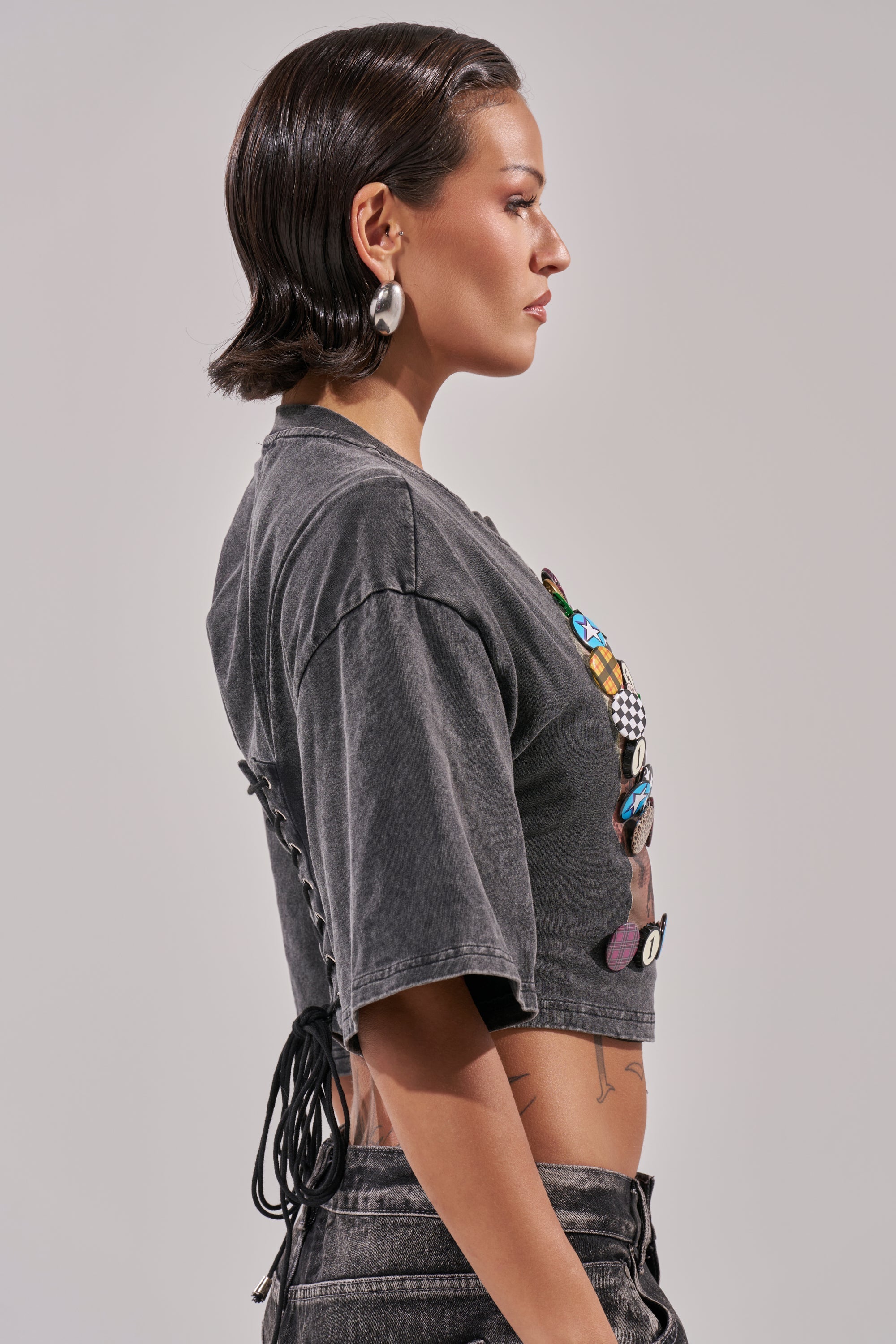 PINNED DOWN MINERAL WASHED TEE IN GREY