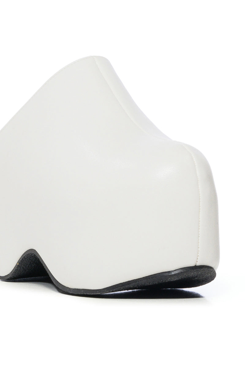 AZALEA WANG BALM WHITE PU CLOG